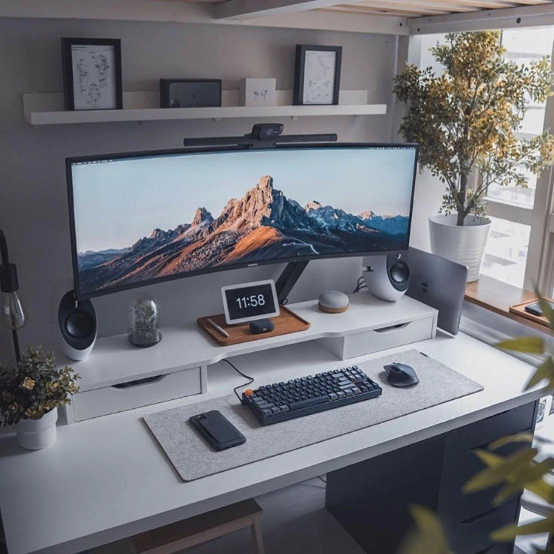 minimal desk setup