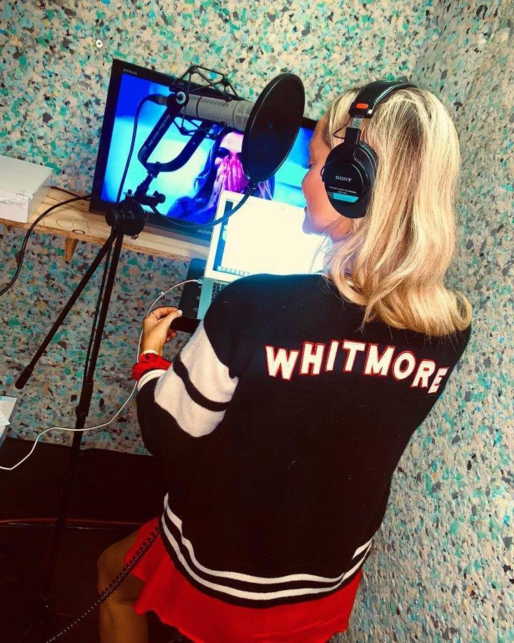 laura whitmore podcaster desk setup