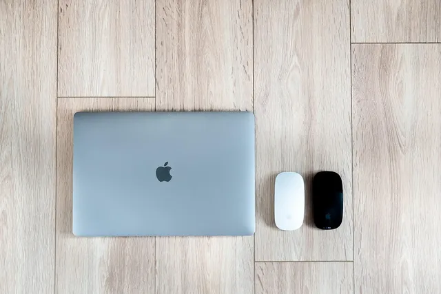 5 Amazing Work Station Desks by Celebrity Podcasters