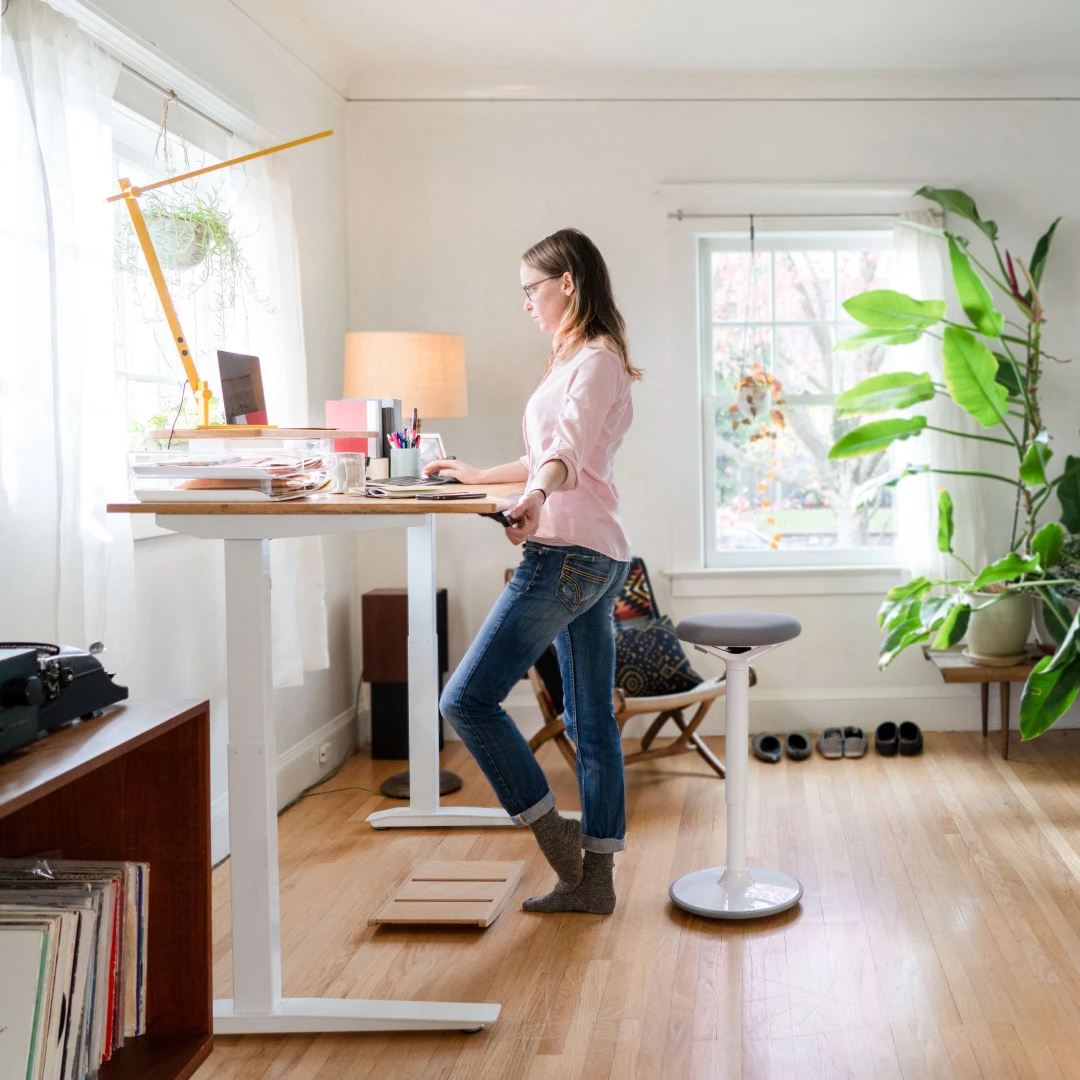 Design Within Reach on Twitter: "First you rise, then you shine. Discover  sit-to-stand inspiration with the Jarvis Bamboo Standing Desk from Fully –  an inviting bamboo surface with motorized controls, now at